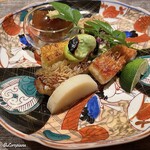 丸新 - 白甘鯛と金目鯛の紅白の鯛の源平鱗焼にたいら貝､焼玉蜀黍に寄せ物に焼一寸豆に煮凝り