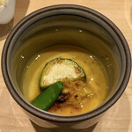 Togoshiginza Sushi Bando - 新玉蜀黍とズッキーニの茶碗蒸し（温）
                汗もすっかり引き、このタイミングに温かな茶碗蒸しがほっとする美味しさ♪
                玉蜀黍をそのまま茹でてから焼き、実をそぎ細かく砕いてオリーブオイルと合わせた仕立てです。