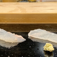 戸越銀座 鮨 ばんど - 青森 ヒラメ
                    前日入荷しおろしたヒラメ、透き通る様な身が美しいです。
                    塩と山葵を付けていただくと、ほんのりと甘みがあり上品な旨味を感じます♪