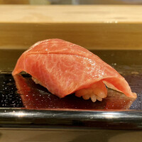 戸越銀座 鮨 ばんど - アイルランド産生鮪 中トロ
                    国内産ではありませんが、味が劣る事なく脂のり良く美味しいです♪
                    日本のこの時期アイルランドの気温は約10〜15度、とても涼しい環境から鮪もこの時期の国産よりも良さげですね！