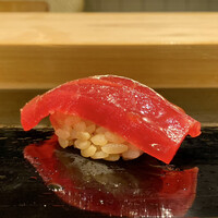 戸越銀座 鮨 ばんど - アイルランド産生鮪 赤身漬け
                    漬けにした赤身のねっとりとした食感味わいが好きです♪
                    酸を感じますが、伊山さんの赤酢のシャリの酸に呼応してより味わい良くなっています！
                    やはりアイルランド産の鮪良いです！