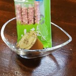 キッチン ブルー グローブ - お菓子のアップ、イチゴ小枝です