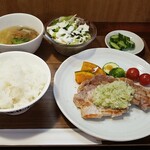 キッチン ブルー グローブ - 厚切り三元豚ロースソテー　トリュフ香る刻み惣添え