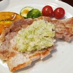 キッチン ブルー グローブ - ロースソテーのアップ