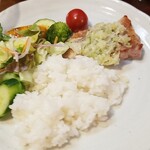 キッチン ブルー グローブ - ２回目はサラダも乗せます