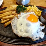 ROYAL Mirai Dining - ﾊﾝﾊﾞｰｸﾞﾃﾞﾐｸﾞﾗｽｿｰｽ（目玉焼き添え）のｱｯﾌﾟ