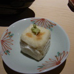 銀座うち山 - コーススタートのごま豆腐。中がとろっとしていて熱々