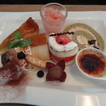 KITCHEN TSUNAGU - デザートＡＬＬ盛り合わせ（飲み物付き、１，３００円）