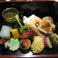 うち山 - 縁高弁当。これだけでお腹がいっぱいになってしまう。鯛茶漬けとのセットで３５００円