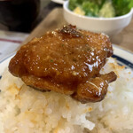 キッチン あずま - 友人のチキンソテー・ガーリックソースを頂き…
      オン〜♪・ザ❗️ライス〜♪(^O^)♡