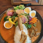 TOKYO CLASSIC CAMP CAFE - スリランカカレー(2種類)。左がエビ、右がチキン。