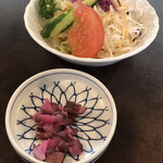 ステーキ 石かわ - ランチ陶板焼：小鉢 (サラダ)・漬物