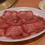 焼肉 山河 - 上タン塩1人前。税別680円。