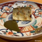 小判寿司 - 鮎の一夜干を鮎の肝ソースとともに