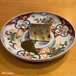 小判寿司 - 鮎の一夜干を鮎の肝ソースとともに