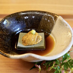一本杉 川嶋 - 出来立て胡麻豆腐と能登の雲丹　10年物の吉和山葵と割醤油