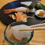 小判寿司 - 眞子鰈を眞子鰈の肝醤油とともに