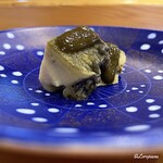 小判寿司 - 煮鮑を鮑の肝ソースとともに