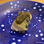 小判寿司 - 煮鮑を鮑の肝ソースとともに