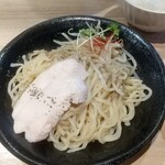 らーめん、肉丼ぶり 吉成鶏白湯 鶏神 - 極み醤油つけ麺（冷）の麺