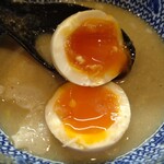 自家製麺 TANGO - 黄身が溢れ出る半熟な味玉(⁠◕⁠દ⁠◕⁠)