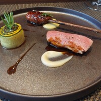 レストラン ラ・フロレゾン・ドゥ・タケウチ - 子羊は炭火のローストとつくね風でした。食感が違うバリエーションが面白いです。そして左のガルニがすごく美味しい。