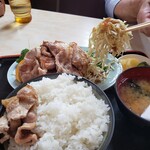 手打風ラーメン 洋定食 ボリューム - 歯応えを絶妙に残したキャベツがたっぷりです