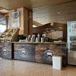 BBQテラス さんぴあ 佐久×軽井沢 - バーカウンターからドリンクをお選びください