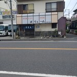 手打風ラーメン 洋定食 ボリューム - 産業道路を挟んで駐車場があります