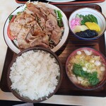 手打風ラーメン 洋定食 ボリューム - 1320円の生姜焼定食(上)にはとん汁と5種のお新香付き