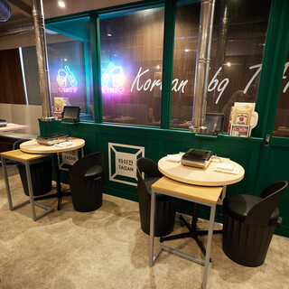 韓国風のネオンサインがオシャレ♪居心地抜群の空間