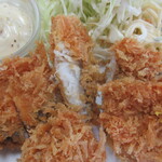 三喜食堂 - 白身魚はふんわりとやわらか　ヒレカツは　しっかりとやわらか