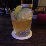 ジャックター。横浜生まれのカクテルをサラッと作ってくれたあたりに知識と技量を感じた。店内は多くのお客様でいっぱい。素敵なバーであった。嫁が注文した桃と紅茶のカクテルも、とても美味しかったそうだ。