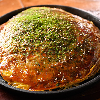 Authentic taste. Hiroshima-style Okonomiyaki is a masterpiece that is carefully grilled one by one.