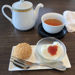Ginza Asuta - 揚げ胡麻団子と梅ジュレがのった杏仁豆腐に、ジャスミン茶もお代わりし放題