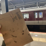 バー リーファー - 電車待ちで1匹食べたにゃー(=^x^=)