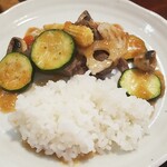 キッチン ブルー グローブ - ソースが余りそうなので、ご飯を乗せます