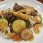 キッチン ブルー グローブ - 牛肉ポシェと焼き野菜のアップ