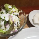 キッチン ブルー グローブ - サラダ、カブのおしのアップ