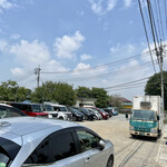 中華そば 深緑 - 店舗横駐車場