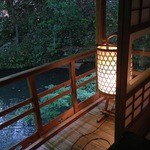 平野屋 - 池と灯り、3時間前と色合いが違っている