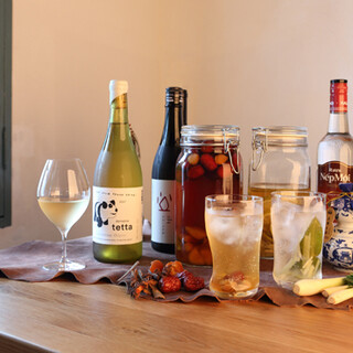 Drinks to match the dishes, such as seasonal blended tea and homemade fruit wine