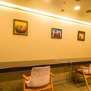 お一人様から最大16名様までご利用いただけるテーブル席です。