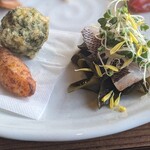 ピッツェリア ヒナハル - イサキと若芽　和食的なお味　若芽のシャキシャキ感。揚げニョッキ　ニョッキの一番美味しい調理法。青海苔フリット　香り強い　