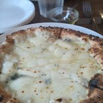 ピッツェリア ヒナハル - 4種チーズ　ブルーチーズが上品に効いている。生地との相性も素晴らしい。ハチミツにもっとクセがあっても面白いかも。優等生的クワトロ。