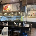 山水家 - テーブルから厨房の眺め