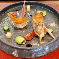 ザ コロネーション - 一皿目の前菜。鮎を丸ごと使った鮎春巻き、彩り野菜。