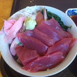 かきはな - ランチ（海鮮丼）　味噌汁・小鉢・お新香付き　680円