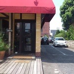 ラ・リーベラ - 店舗右隣が駐車場