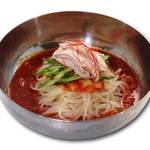 Sumibi Yakiniku Taiheimon - 旨辛冷麺。　まさに旨くて辛い冷麺。クセになるコチュジャンスープが麺に絡む。まんぷくコースから食べ放題